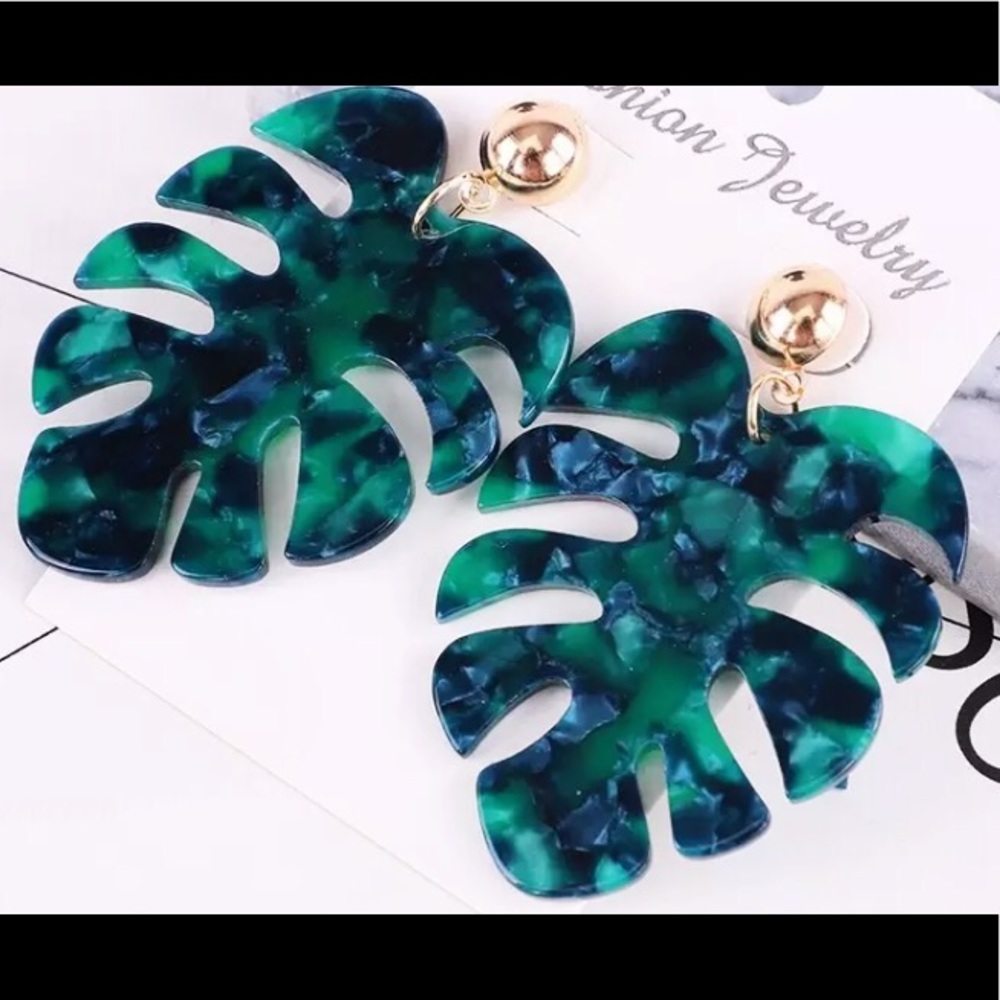 π 2/$24 Green Leaf Earrings π - Picture 1 of 1